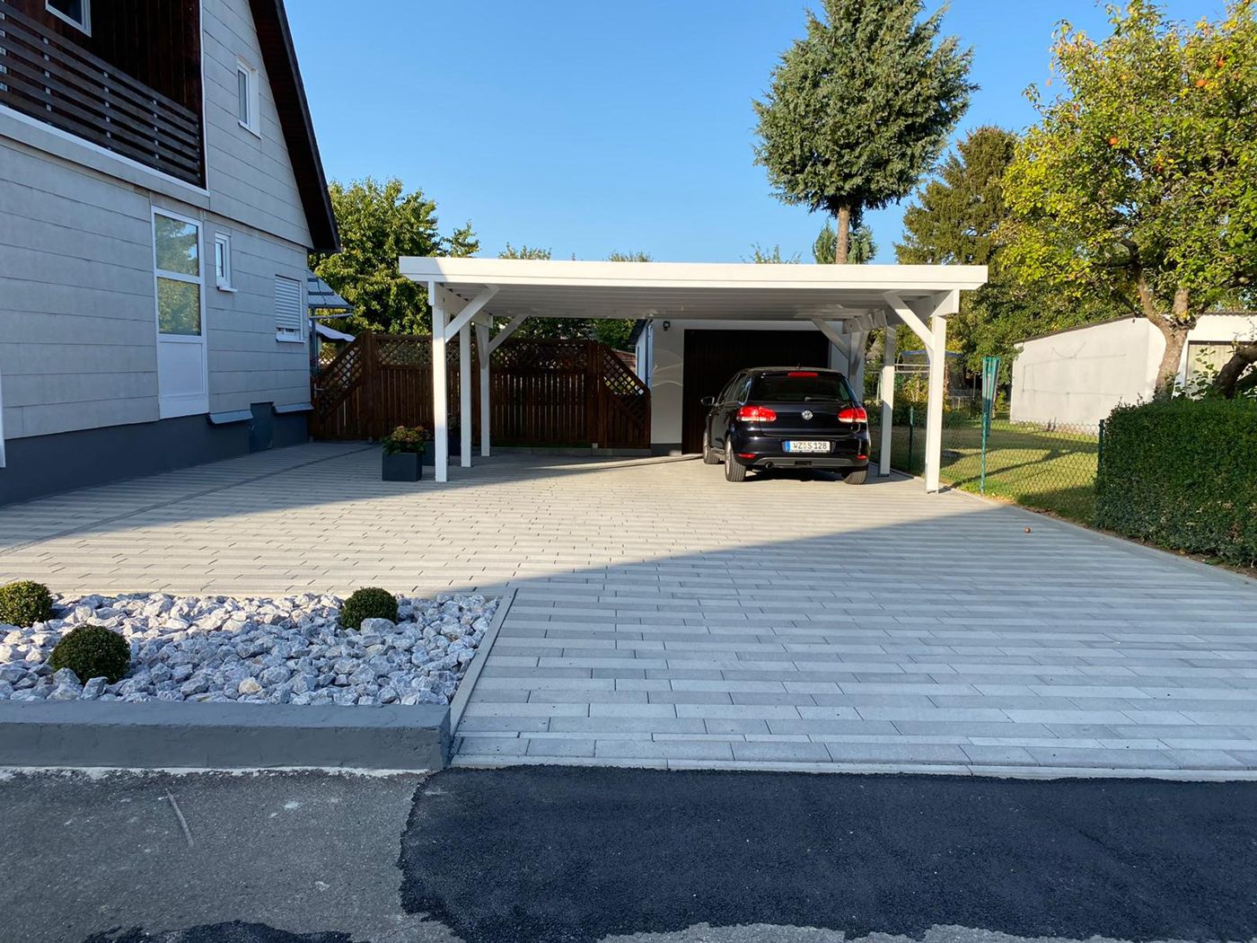 Pflasterfläche mit Carport