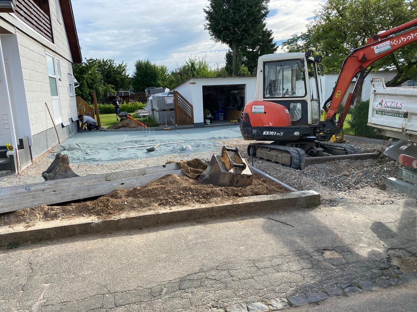 Einfahrt im Bau mit Bagger