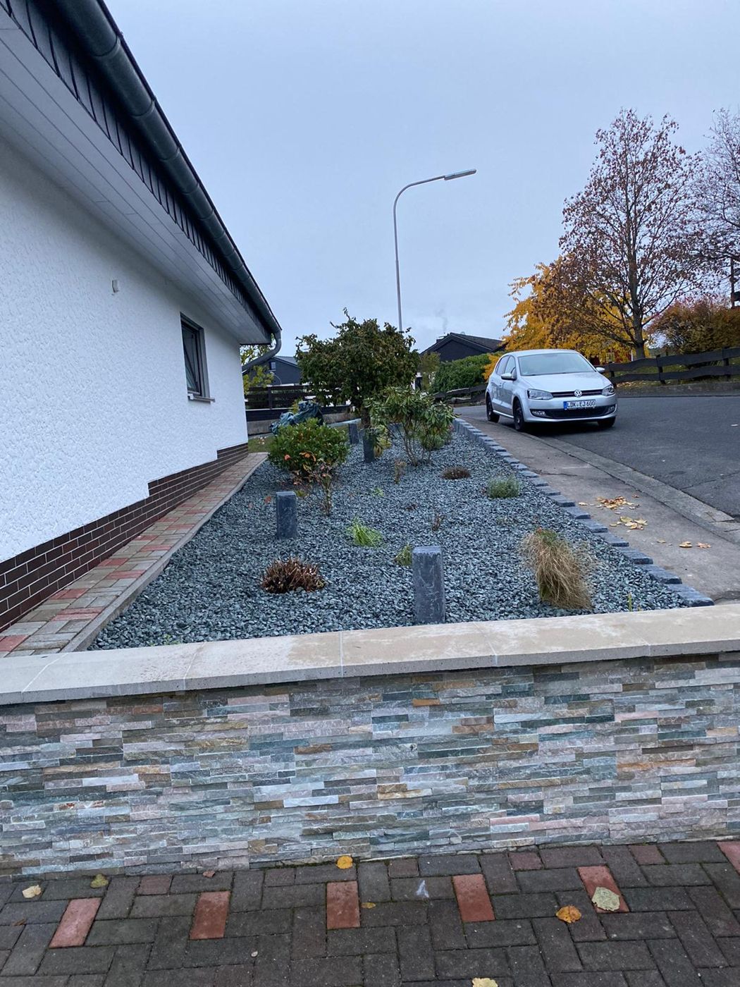 Natursteinmauer und Steinbeet