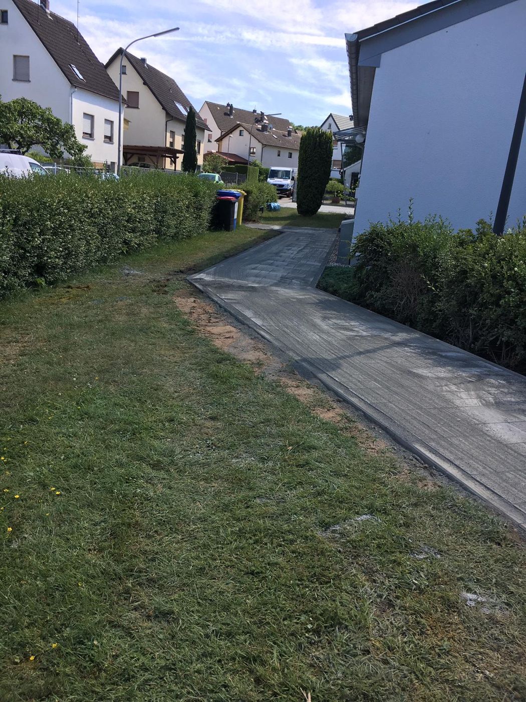 Neuer Weg entlang der Grünfläche